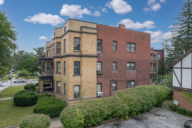 2160 Scottwood Ave in Toledo, OH - Foto de edificio - Building Photo