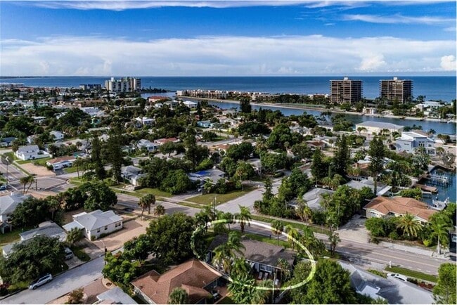8001 Gulf Blvd in St Pete Beach, FL - Foto de edificio - Building Photo