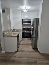 5500 Owensmouth Ave, Unit 110 in Woodland Hills, CA - Building Photo - Building Photo