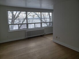 108 Kempenfelt Dr in Barrie, ON - Building Photo