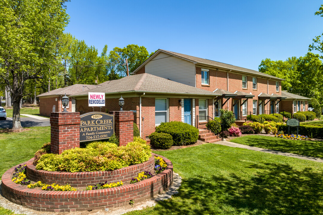 Park Creek Apartments in Charlotte, NC - Building Photo