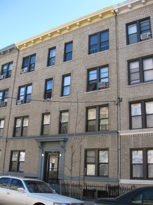 61-26 Woodbine St in Flushing, NY - Foto de edificio