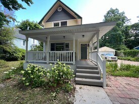 121 S Spruce St in Traverse City, MI - Building Photo