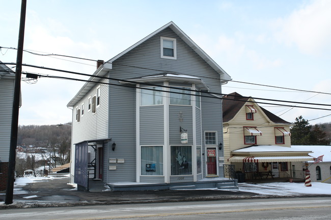 1308 Main St in Burgettstown, PA - Building Photo - Building Photo