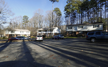 Forest Park Apartments in Cary, NC - Foto de edificio - Building Photo