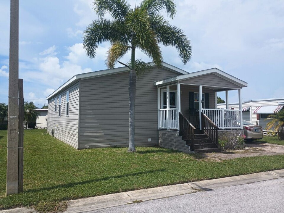 7001 142nd Ave N in Largo, FL - Building Photo