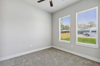 2519 E Overton Rd in Dallas, TX - Building Photo - Building Photo