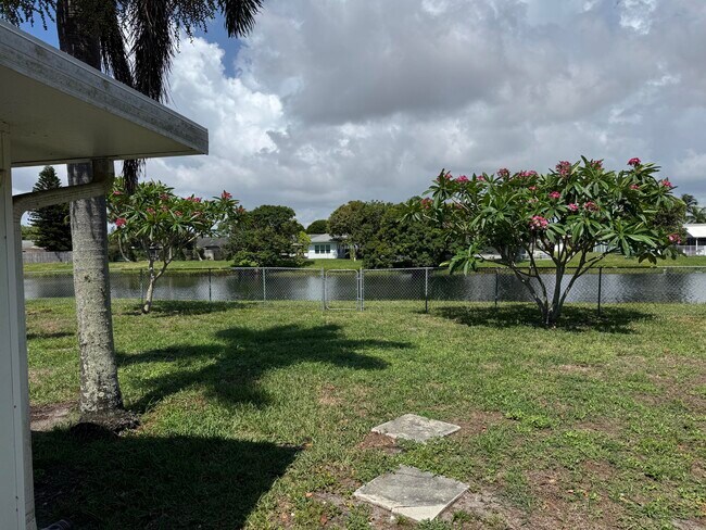 8095 E St John Ave in Boynton Beach, FL - Foto de edificio - Building Photo