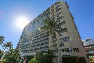 4041 Gulf Shore Blvd N in Naples, FL - Building Photo