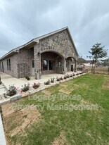 910 Fuller Ave in Cleburne, TX - Building Photo