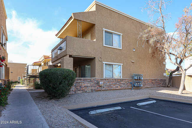 303 N Miller Rd in Scottsdale, AZ - Building Photo - Building Photo