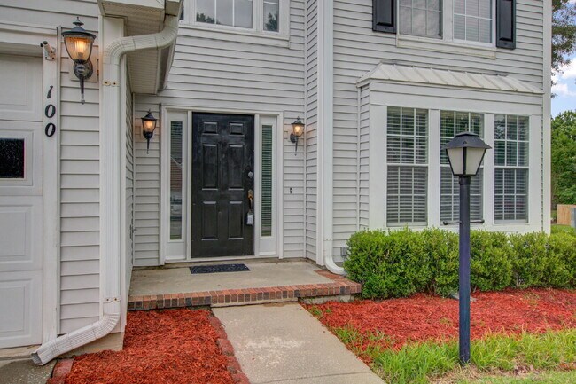 100 N Pembroke Dr in Goose Creek, SC - Foto de edificio - Building Photo