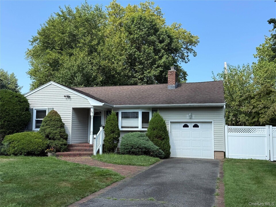 29 Newmarket Rd in Syosset, NY - Building Photo
