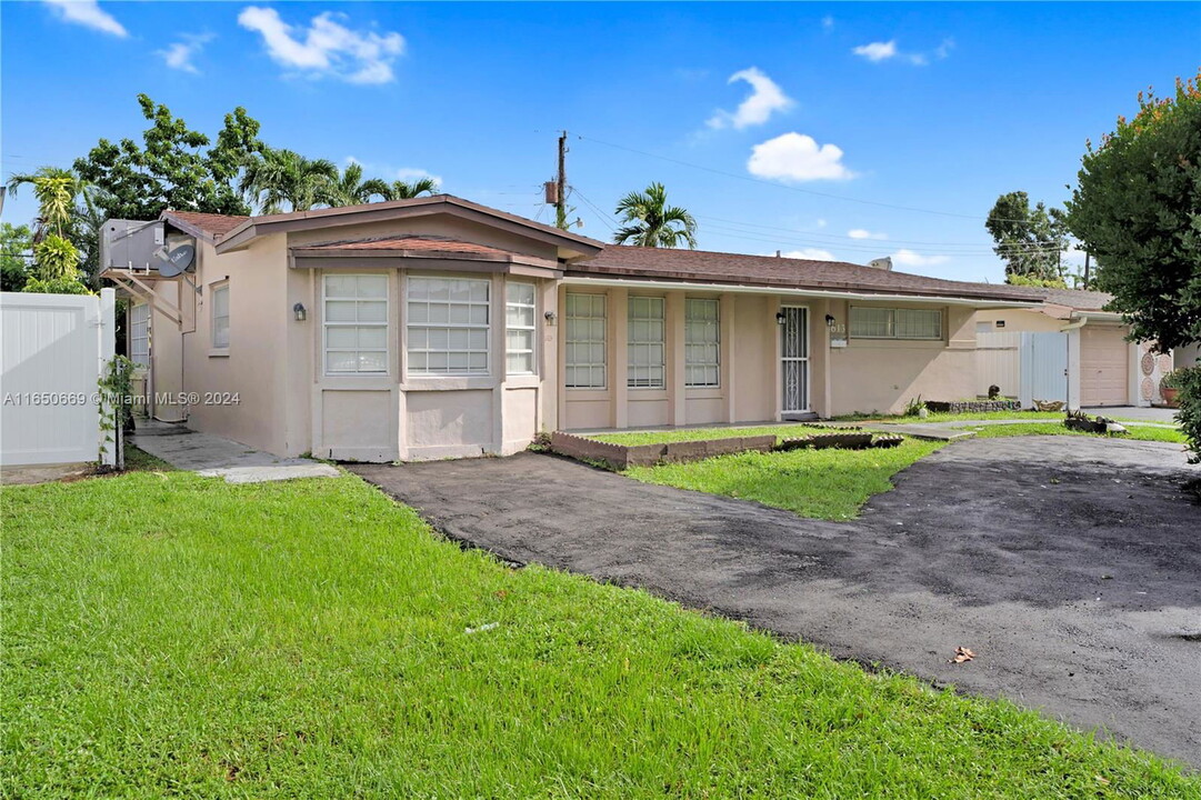 6613 Evergreen Dr in Miramar, FL - Building Photo