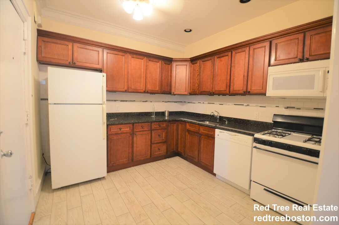 21 Park Vale Ave, Unit 11 in Boston, MA - Building Photo