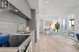 101 Roehampton Ave in Toronto, ON - Building Photo