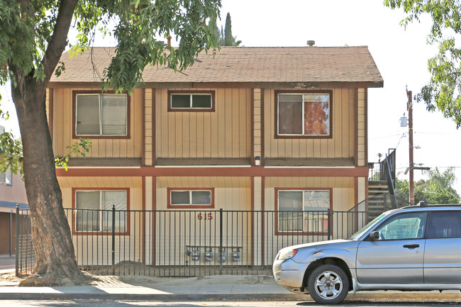 615 S Santa Fe St in Visalia, CA - Foto de edificio - Building Photo