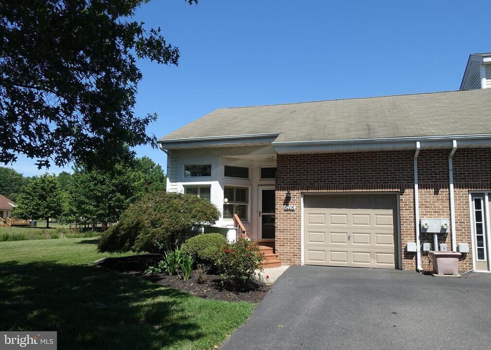 6006 Bridgepointe Dr in Chester, MD - Building Photo