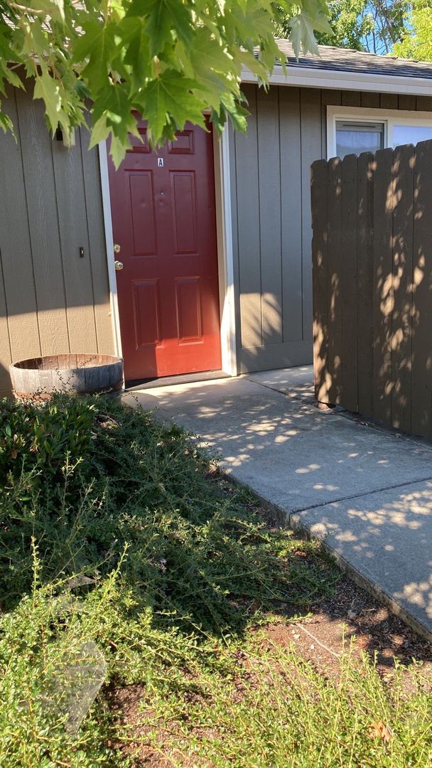 1814 NE Fairview Ave-Unit -A in Grants Pass, OR - Building Photo - Building Photo