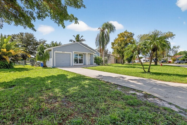 5431 Courtney Cir in Boynton Beach, FL - Building Photo - Building Photo