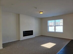 64 Rollins Ln in Willow Street, PA - Foto de edificio - Building Photo