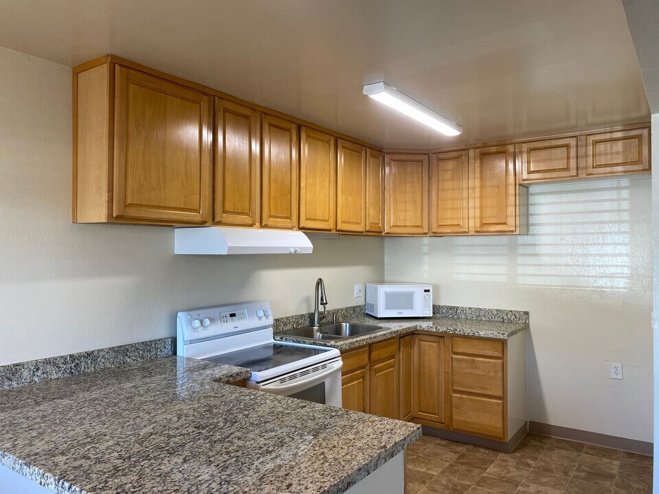 460 S 2nd Ave in Oakdale, CA - Building Photo