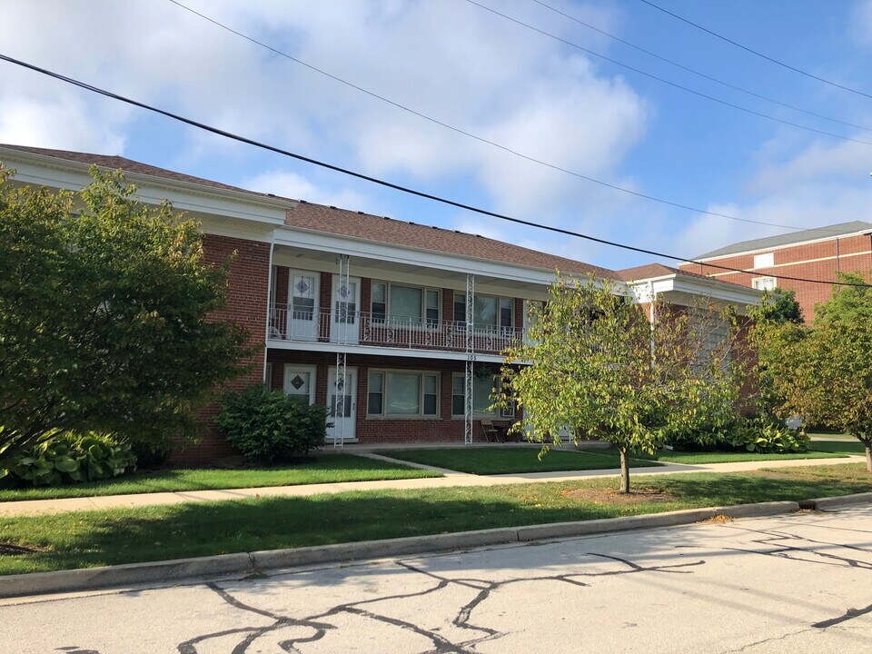 105 E Grove St in Lombard, IL - Building Photo