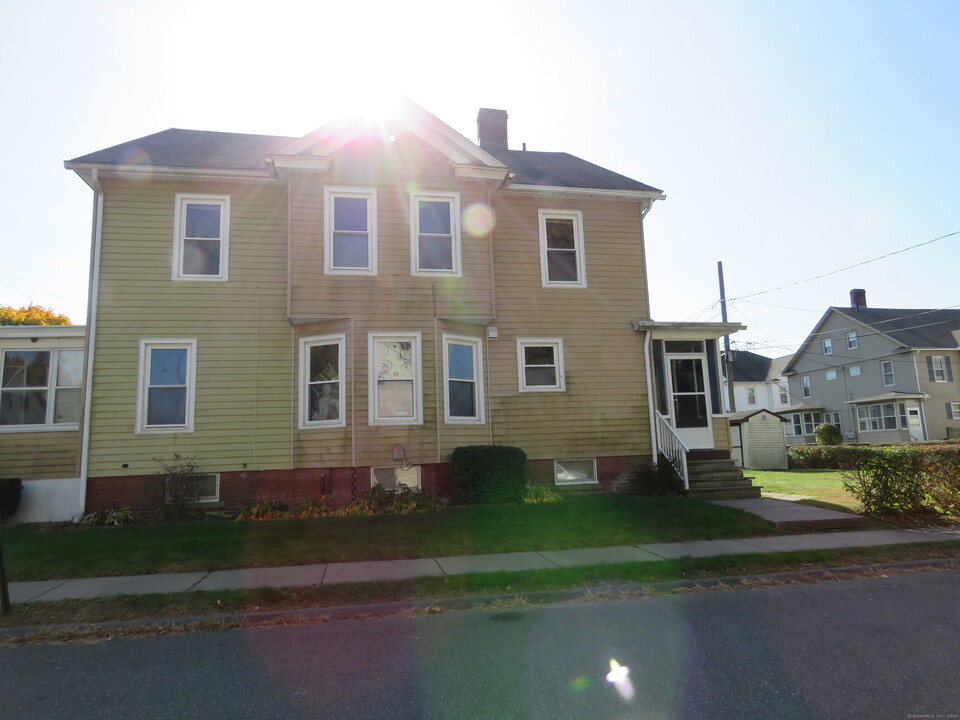 15 Hartford Ave in Enfield, CT - Building Photo