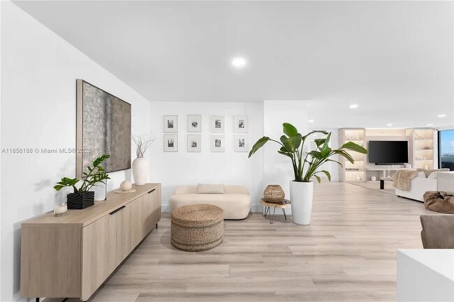 2401 Collins Ave, Unit #1510/1511 in Miami Beach, FL - Building Photo - Building Photo
