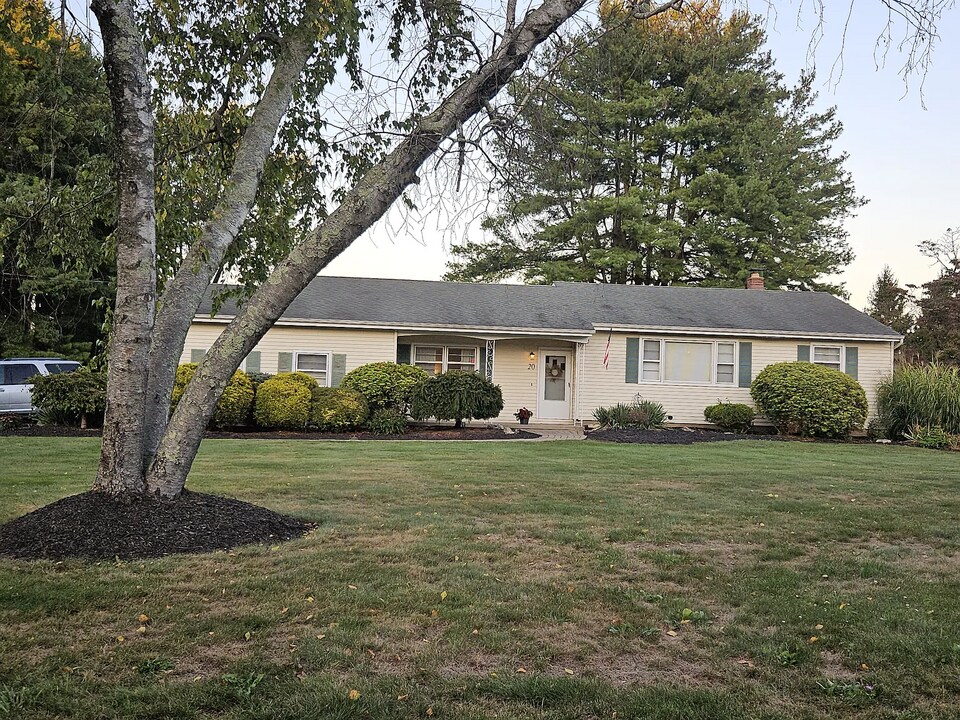 20 Rosemary Ln in Lebanon, NJ - Building Photo