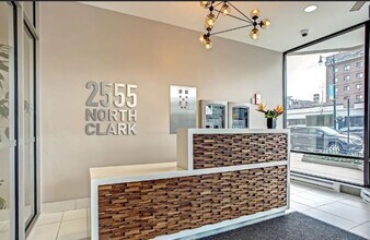 2555 N Clark St in Chicago, IL - Building Photo - Building Photo