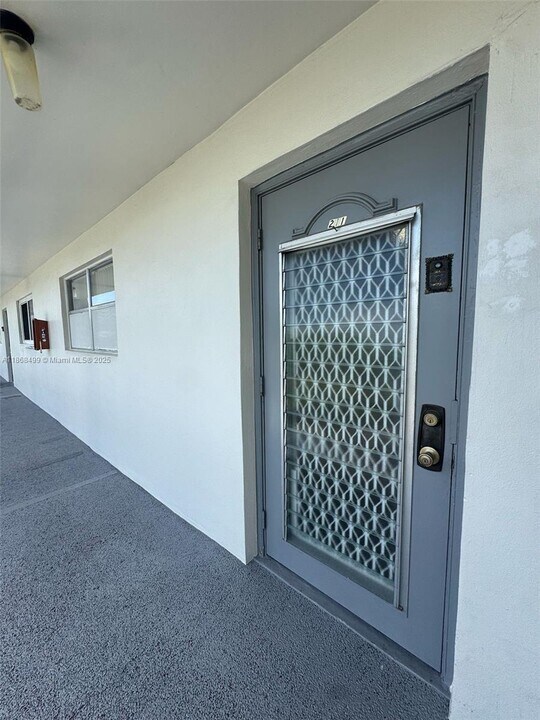 8450 Sunrise Lakes Blvd in Sunrise, FL - Building Photo