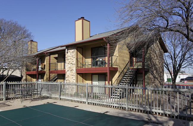 12 Oaks Apartments in Round Rock, TX - Building Photo - Building Photo