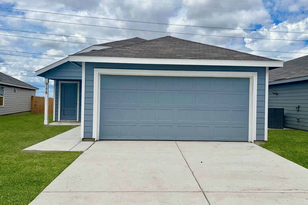 9178 Trails End in Seguin, TX - Building Photo