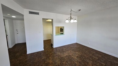 16800 NE 15th Ave, Unit 315 in North Miami Beach, FL - Building Photo - Building Photo