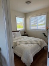 9502 Hatillo Ave in Los Angeles, CA - Foto de edificio - Building Photo