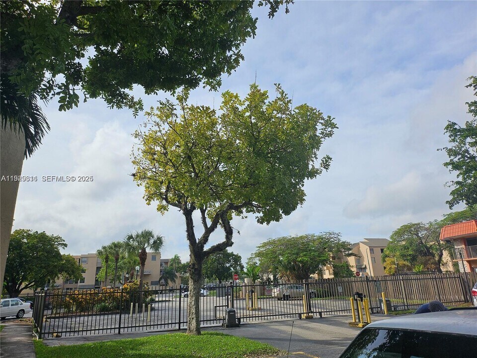 10641 SW 108th Ave in Miami, FL - Building Photo
