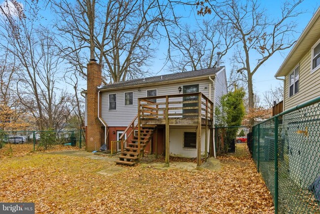 property at 4904 Hollywood Rd