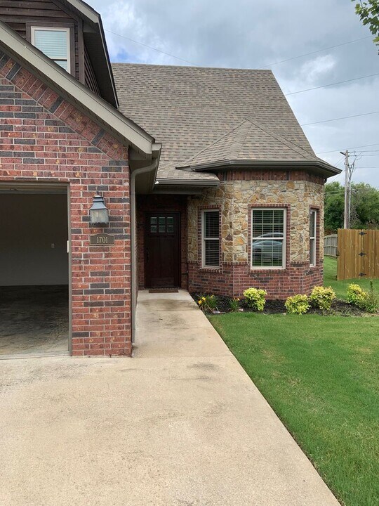 1701 SW Stonegrove Rd in Bentonville, AR - Building Photo