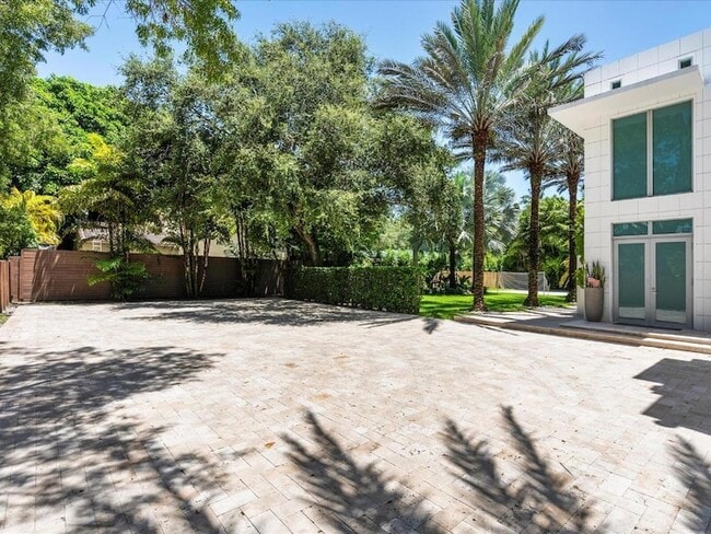 3917 S Le Jeune Rd in Miami, FL - Building Photo - Building Photo