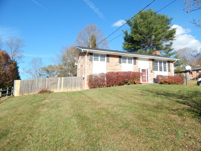 20 Windy Hill Ln in Christiansburg, VA - Building Photo - Building Photo