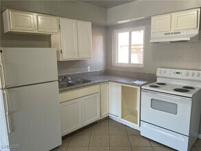 3801 Royal Crest St in Las Vegas, NV - Building Photo - Building Photo