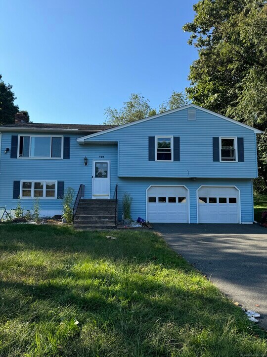 750 Griffin Rd in South Windsor, CT - Building Photo