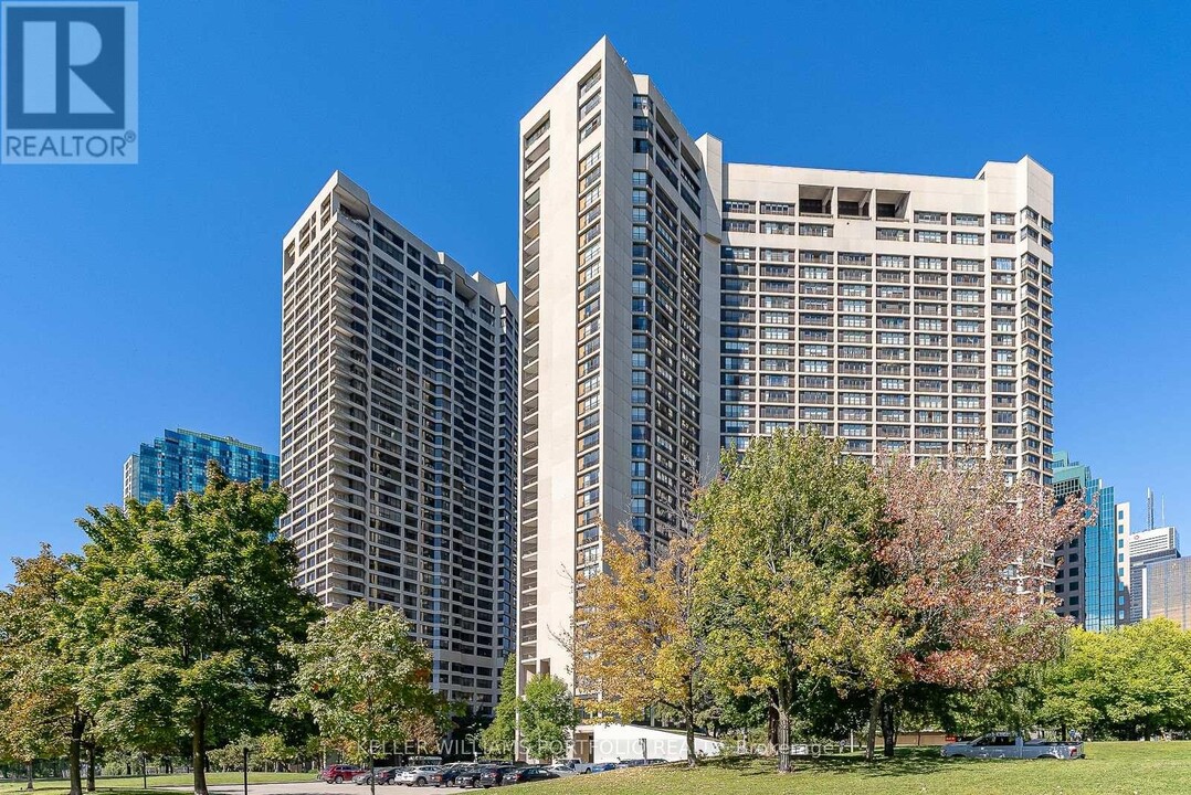33-2833 Harbour Square in Toronto, ON - Building Photo