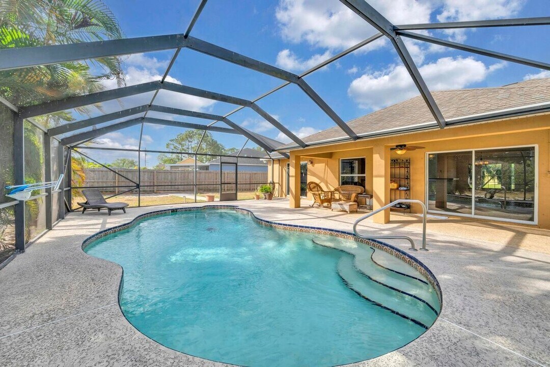 214 SW Milburn Cir in Port St. Lucie, FL - Building Photo