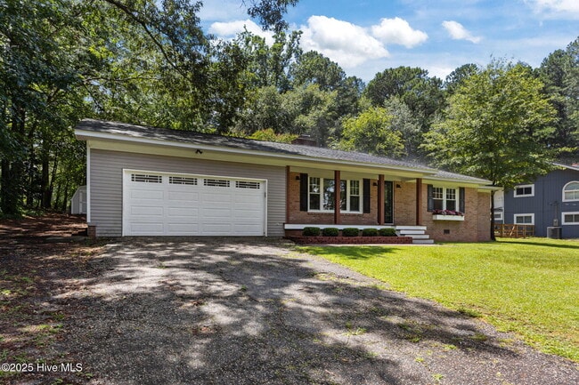 89 S Lakeshore Dr in Whispering Pines, NC - Building Photo - Building Photo