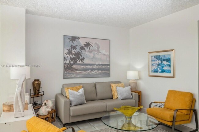 4925 Collins Ave, Unit 2D in Miami Beach, FL - Building Photo - Building Photo