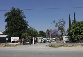 Mobile Home Park in Riverside, CA - Foto de edificio - Building Photo