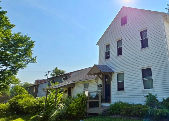 122 Logan Ave, Unit 122A