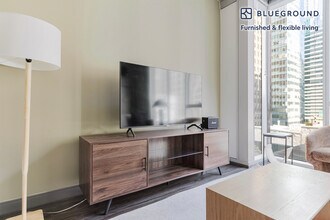 215 W Lake St in Chicago, IL - Foto de edificio - Building Photo